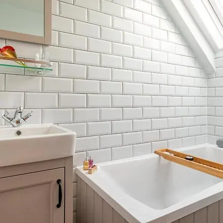 Garth Village Dog-friendly Sleeps 4 Scarborough